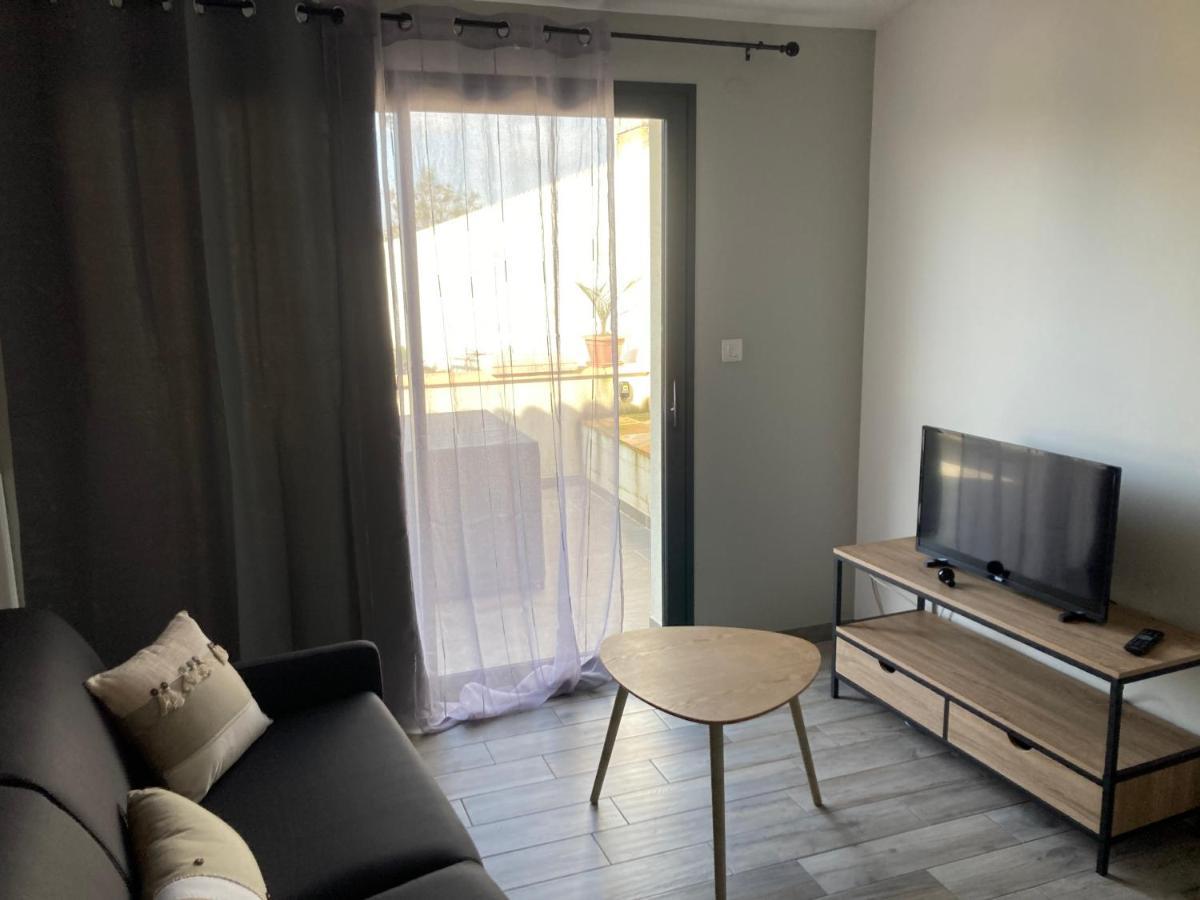 Studio Meuble Du Bourg Puymiclan Exteriör bild